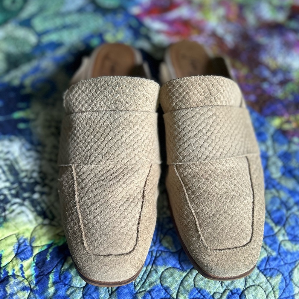 FREE PEOPLE! Tan Flats Textured Slip-On Loafers